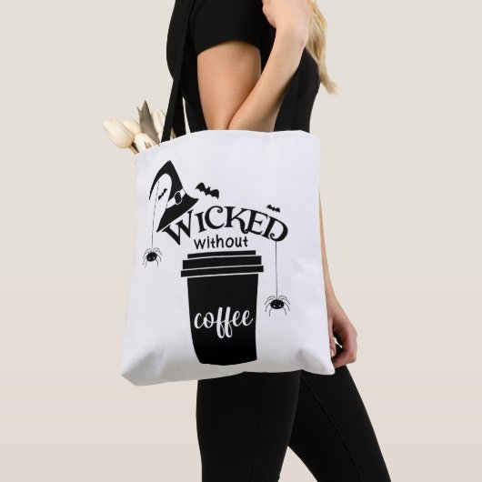 Wicked Without Coffee – Funny Witchy Coffee Lover  Draagtas (Dichtbij)