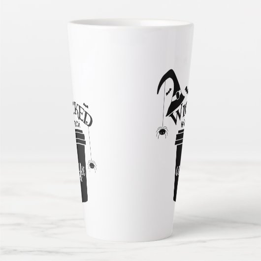 Wicked Without Coffee – Funny Witchy Coffee Lover  Latte Mok (Voorkant)