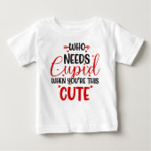 Wie heeft Cupid Valentijnsdag Baby T-shirt nodig (Voorkant)