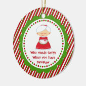 Wie heeft de Kerstman nodig... MeeMaw-kerstversier Keramisch Ornament (Links)