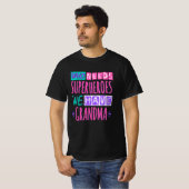 Wie heeft superhelden nodig die we oma hebben t-shirt (Voorkant volledig)