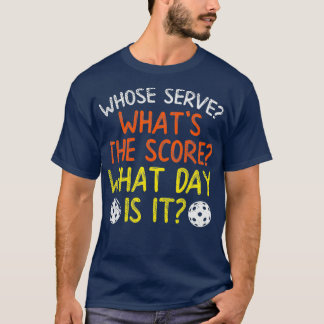 Wiens serveer wat Score Day Funny Pickleball Ball T-shirt