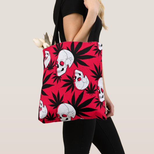 Wiet en schedels op rood draagtas (Dichtbij)