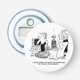 Wife verbergt de afstandsbediening van de tv button flesopener