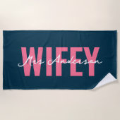Wifey Blauw Roze Monogram Script Strandlaken (Voorkant)