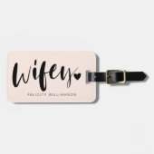 Wifey Love | Stijlvol zwart penseelscript en strep Bagagelabel (Voorkant horizontaal)