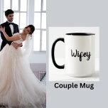 Wifey Mariage Lune de miel Couple Mug<br><div class="desc">Design de script simple en noir et blanc. Acheter avec sa tasse "Hubby" correspondante : https://www.zazzle.com/z/a1bfnkyo?rf=238256703991377343 Fait un grand cadeau mariage!</div>