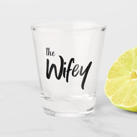 Wifey penseelscript grillige tekst voor bruid shot glas (Voorkant)