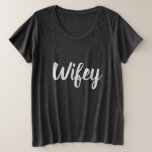 Wifey plus le T-shirt de taille<br><div class="desc">Chemise grise intéressante avec le texte "Wifey". Confortable superbe et cartels grands avec jeans ou guêtres.
Grand pour les préparations de mariage,  lune de miel,  ou comme surprise pour votre épouse ou mari.</div>