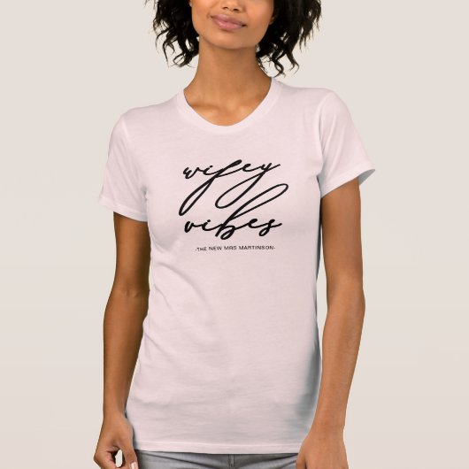 Wifey Vibes Blush Pink en Black met naam T-shirt (Voorkant)