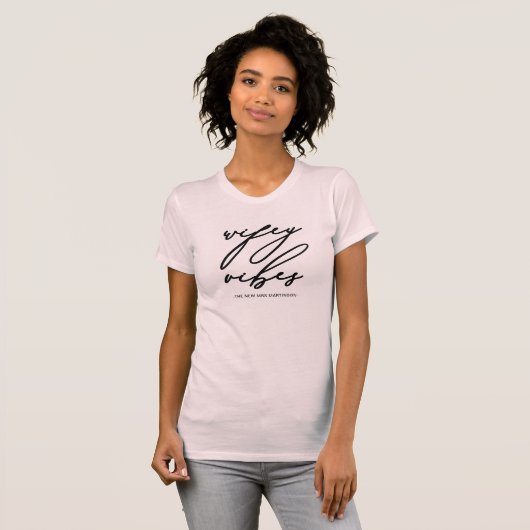 Wifey Vibes Blush Pink en Black met naam T-shirt (Voorkant volledig)