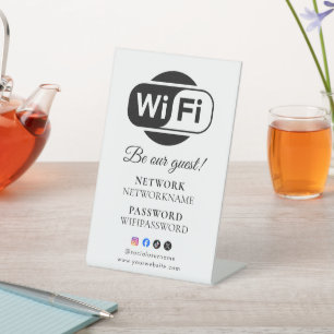 Wifi-wachtwoord en gepersonaliseerd netwerk reclamebord met voetstuk