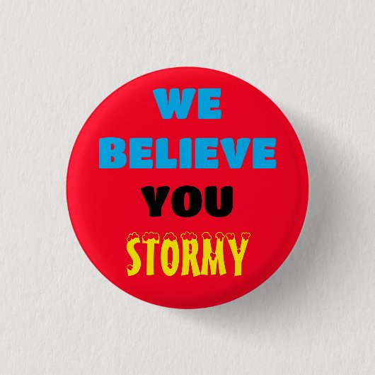 WIJ GELOVEN DAT JE STORMACHTIGE BUTTON BENT (Voorkant)