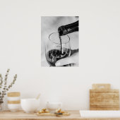 Wijn giet elegant glas en fles close-up poster (Keuken)