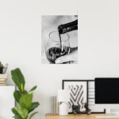 Wijn giet elegant glas en fles close-up poster (Thuiskantoor)