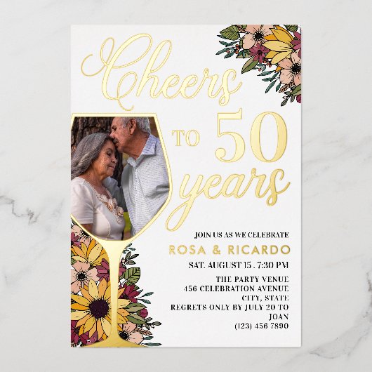 Wijn Glas Proost op 50 Jaar Huwelijksjubileum Folie Uitnodiging (Voorkant)