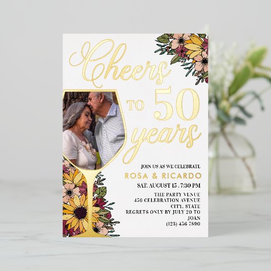 Wijn Glas Proost op 50 Jaar Huwelijksjubileum Folie Uitnodiging (Staand Voorkant)