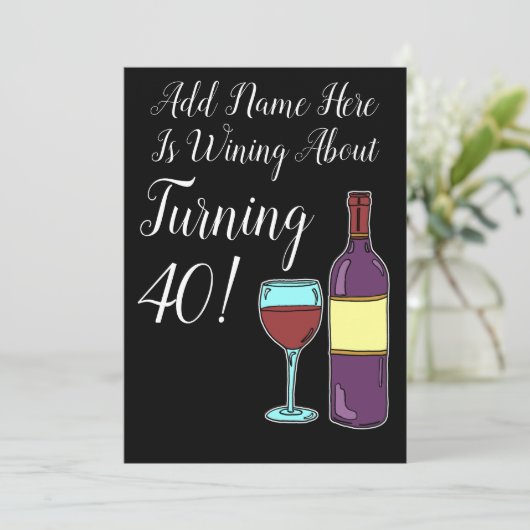 Wijn Ongeveer 40e Verjaardag Grappig Uitnodigen Kaart (Staand voorkant)