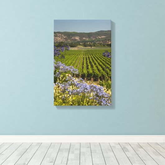 Wijnboomgaard en paarse bloemen canvas afdruk (Insitu (Houten vloer))