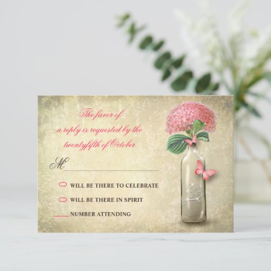 wijnfles & roze bloemen bruiloft RSVP (Staand voorkant)