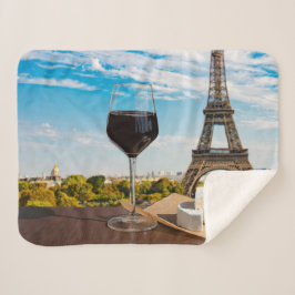 Wijnglas met brieskaas op Eiffeltoren Sherpa Deken