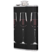 Wijnglazen met rode wijn op zwart heupfles (Links)