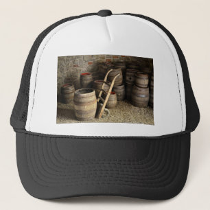 Wijnvaten in kelder trucker pet