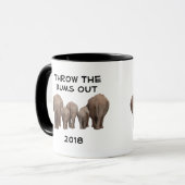 Wijzig de datum naar 2020 Gooi de Bums Out Mok (Voorkant links)
