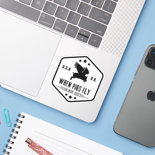 Wilbur Pig: Wanneer Varkens vliegen 3" sticker (Laptop met iPhone)