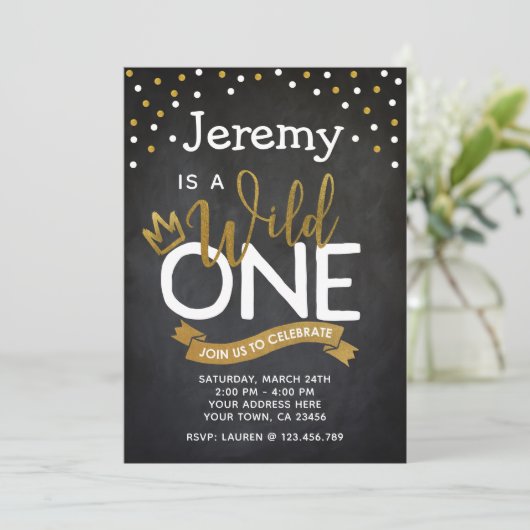 Wild Een 1e Verjaardag Uitnodiging Chalkboard (Staand voorkant)