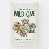 Wild Een Schattigee Dinosaurus Eerste Verjaardagsf Spandoek (Verticaal)