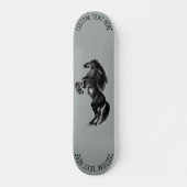 Wild Fearing Paard Skateboard met aangepaste tekst (Voorkant)