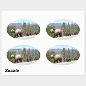 Wild Grizzly Beer Mama en Cubs in Yellowstone Ovale Sticker (Vel)