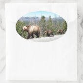 Wild Grizzly Beer Mama en Cubs in Yellowstone Ovale Sticker (Tas)