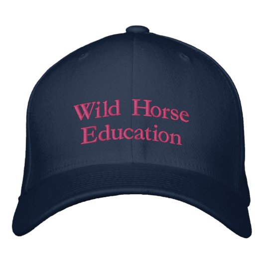 Wild Horse Education Geborduurde Pet (Voorkant)