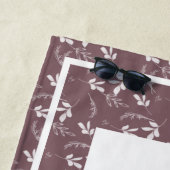 Wild Leaf Doodles Monogram Strandlaken (In situ)