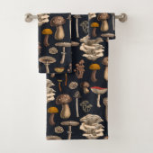 Wild Mushrooms on graphite black Bad Handdoek (Insitu)