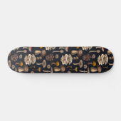 Wild Mushrooms on graphite black Skateboard (Horizontaal)
