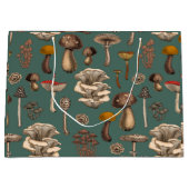 Wild Mushrooms on pine green Groot Cadeauzakje (Voorkant)