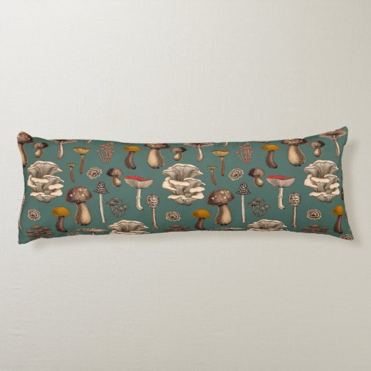 Wild Mushrooms on pine green Lichaamskussen (Achterkant)