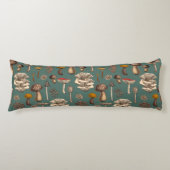 Wild Mushrooms on pine green Lichaamskussen (Voorkant)
