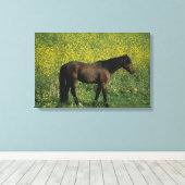 Wild Mustang Horse in Flowers Canvas Afdruk (Insitu (Houten vloer))