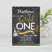 Wild One 1er Birthday Invitation Chalkboard (Debout devant)
