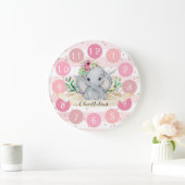 Wild One - Baby Elephant and Flowers Large Horloge (Maison)