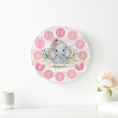 Wild One - Baby Elephant and Flowers Large Horloge (Maison)