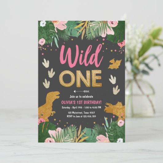 Wild One Dino Party Girl Pink Dinosaur Birthday Kaart (Staand voorkant)