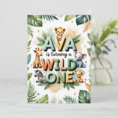 Wild One First Birthday Invitation Card | Ava (Debout devant)