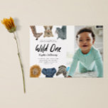 Wild One Safari Thème Premier anniversaire de fête<br><div class="desc">Invitation pour la première fête d'anniversaire d'un enfant mignon et amusant, illustrant des animaux de safari de girafes, léopard des neiges, rhinocéros, lions, éléphants et zèbres. Le texte dit "Un sauvage". Parfait pour la fête du 1er anniversaire d'un garçon. Ajoutez la photo de votre enfant aussi sur le devant de...</div>