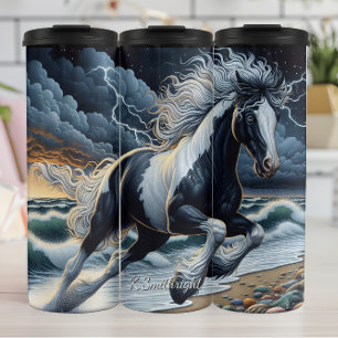 Wild paard galopperend op een stormachtig strand thermosbeker