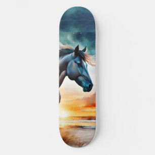 Wild Paard op grasduin bij zonsondergang Skateboard